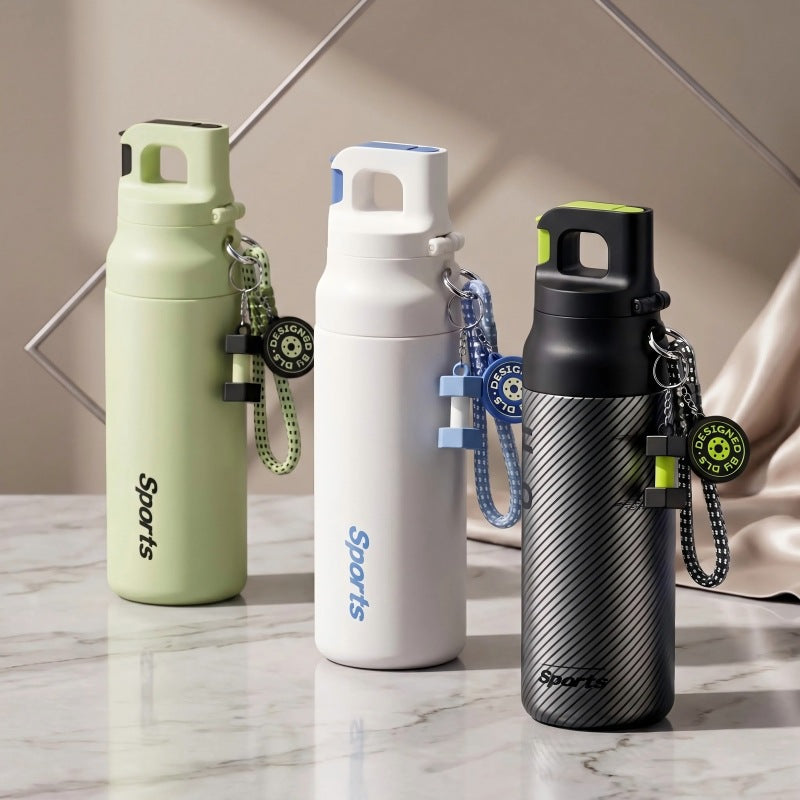 Green water bottle with quick-open lid and carry chain, 580 ml capacity